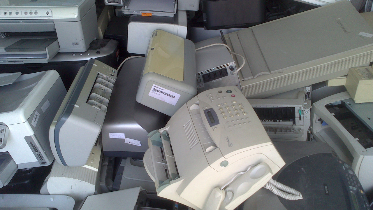 Tiskárny, telefony pevné a fax