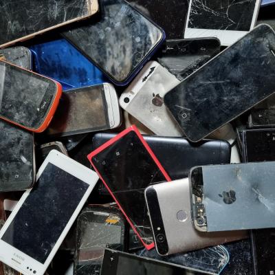 Mobilní telefony dotykové bez baterie